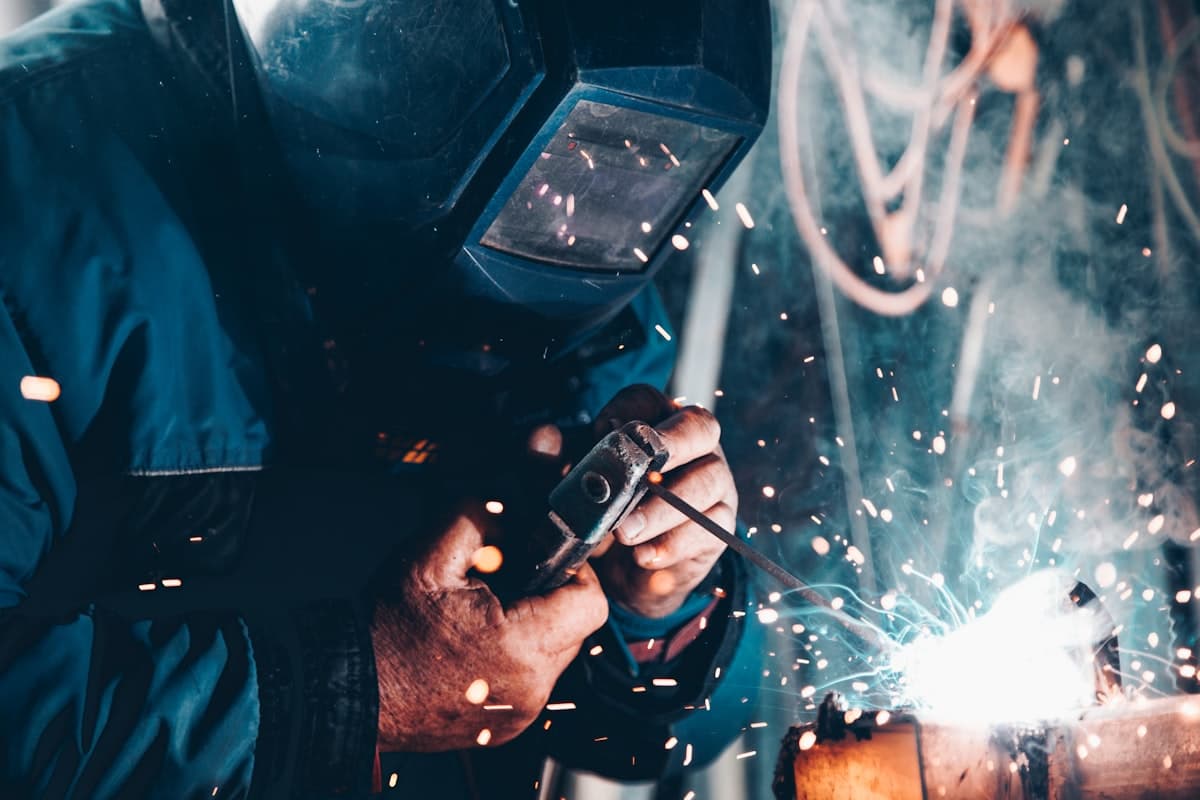 Soldador trabajando en la industria metalmecánica